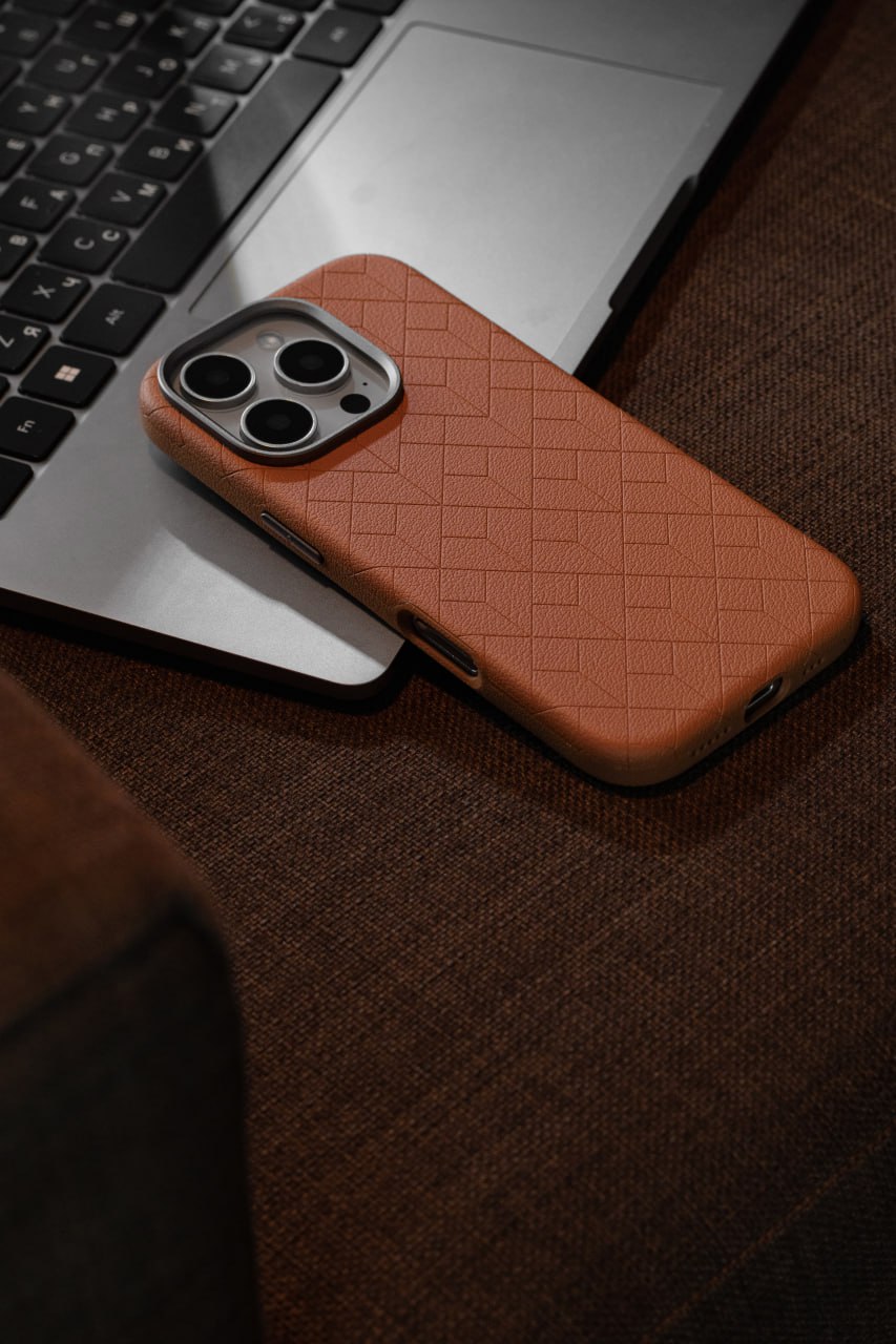 Carved with MagSafe Leather Case Фото №2