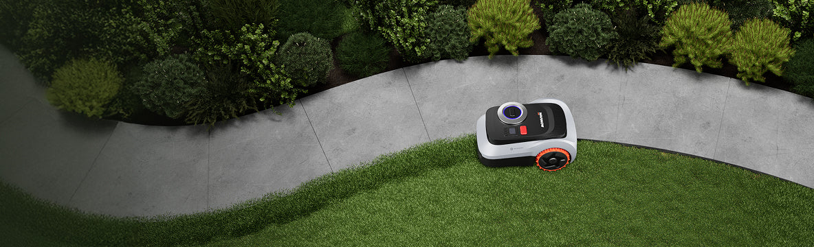 Segway Navimow i210 AWD Mi2710E рухається вздовж кам’яної доріжки