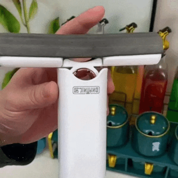 Умная швабра в процессе отжима